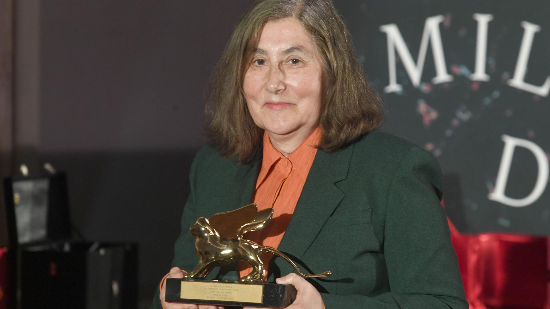 Die Düsseldorfer Künstlerin Katharina Fritsch hält einen Goldenen Löwen in der Hand, den sie für ihr Lebenswerk bei der 59. Kunstbiennale erhalten hat. Die Düsseldorfer Künstlerin Katharina Fritsch hält einen Goldenen Löwen in der Hand, den sie für ihr Lebenswerk bei der 59. Kunstbiennale erhalten hat.