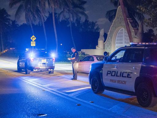 Ein Polizeiauto steht vor dem Anwesen des früheren US-Präsidenten Donald Trump in Palm Beach, Florida