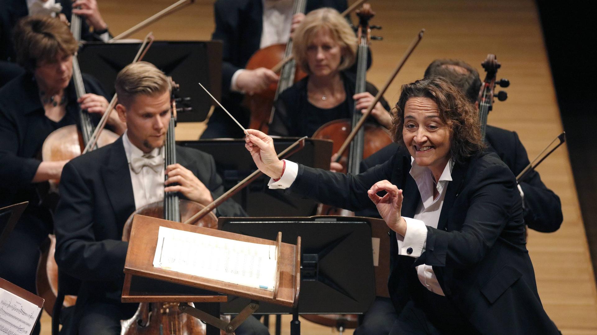 Die Dirigentin Nathalie Stutzmann bei der Arbeit. Die Dirigentin Nathalie Stutzmann bei der Arbeit.