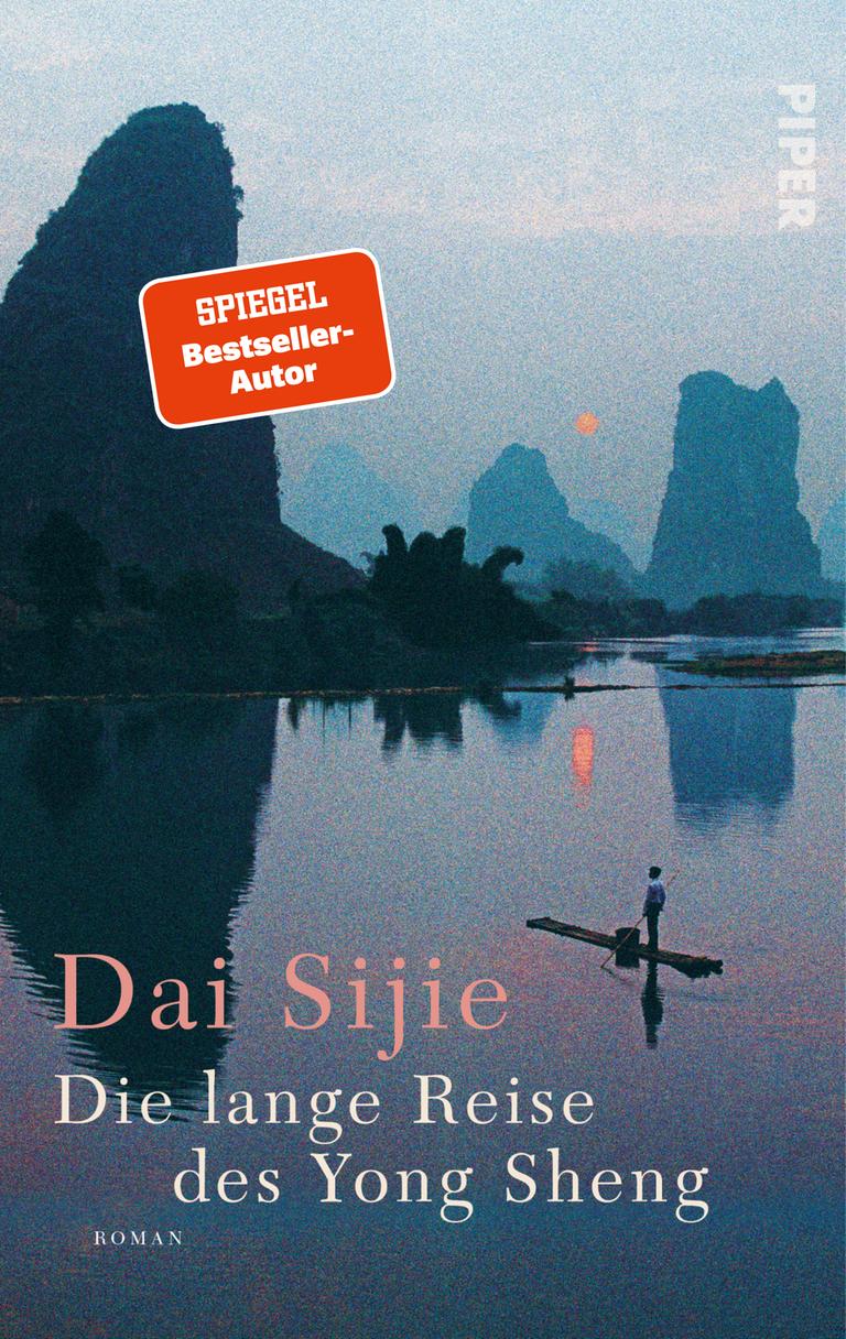 Das Cover von "Die lange Reise des Yong Sheng" zeigt den Buchtitel und -autor auf einem Foto eines Flusses im Sonnenuntergang. Auf dem Fluß steht ein Mahn auf einem Nachen, im Hintergrund sind Berge zu sehen. 