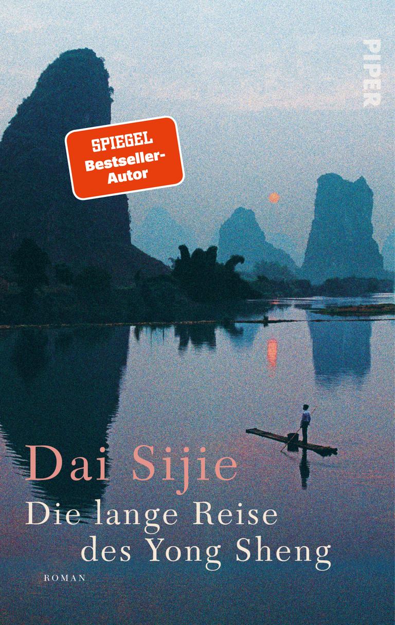 Das Cover von "Die lange Reise des Yong Sheng" zeigt den Buchtitel und -autor auf einem Foto eines Flusses im Sonnenuntergang. Auf dem Fluß steht ein Mahn auf einem Nachen, im Hintergrund sind Berge zu sehen. Das Cover von "Die lange Reise des Yong Sheng" zeigt den Buchtitel und -autor auf einem Foto eines Flusses im Sonnenuntergang. Auf dem Fluß steht ein Mahn auf einem Nachen, im Hintergrund sind Berge zu sehen.