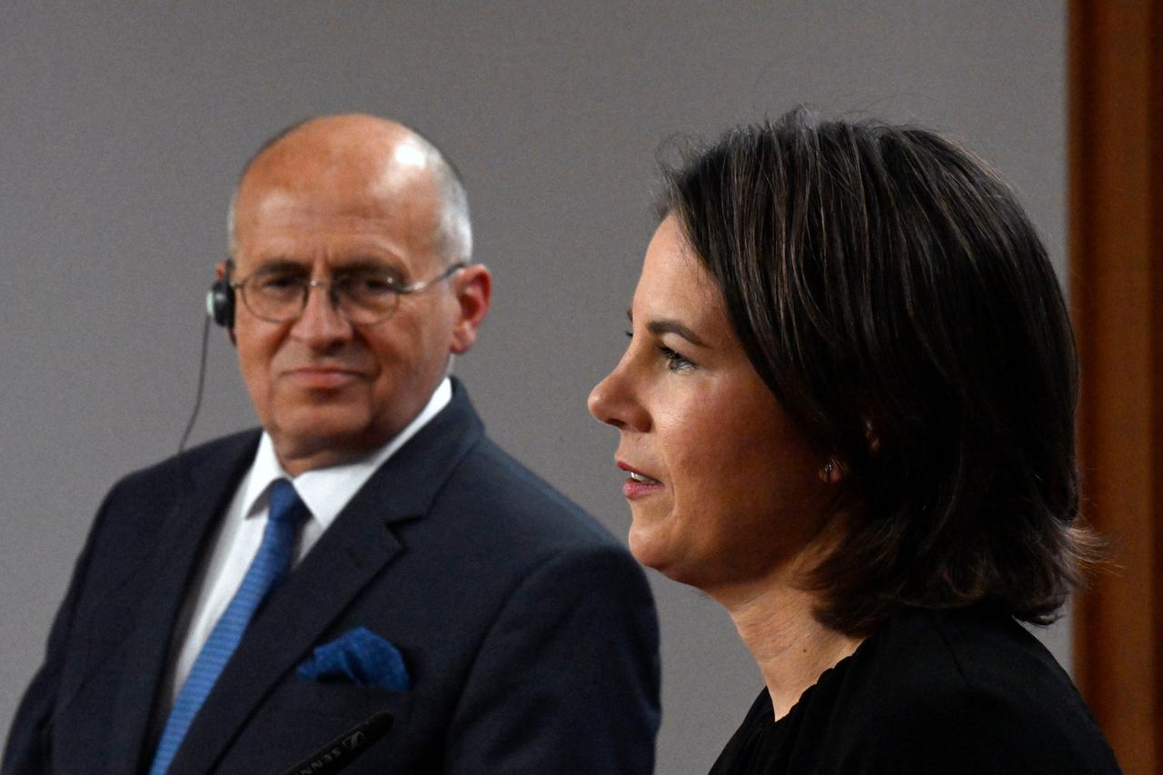 Berlin: Annalena Baerbock (Bündnis 90/Die Grünen), Außenministerin von Deutschland, und Zbigniew Rau, Außenminister von Polen, nehmen an einer gemeinsamen Pressekonferenz teil. Berlin: Annalena Baerbock (Bündnis 90/Die Grünen), Außenministerin von Deutschland, und Zbigniew Rau, Außenminister von Polen, nehmen an einer gemeinsamen Pressekonferenz teil.