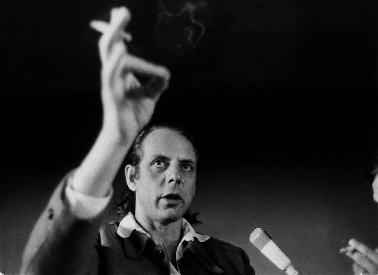 Portrait des Komponisten Karlheinz Stockhausen mit brennender Zigarette bei einer Veranstaltung 1974 in Paris. 