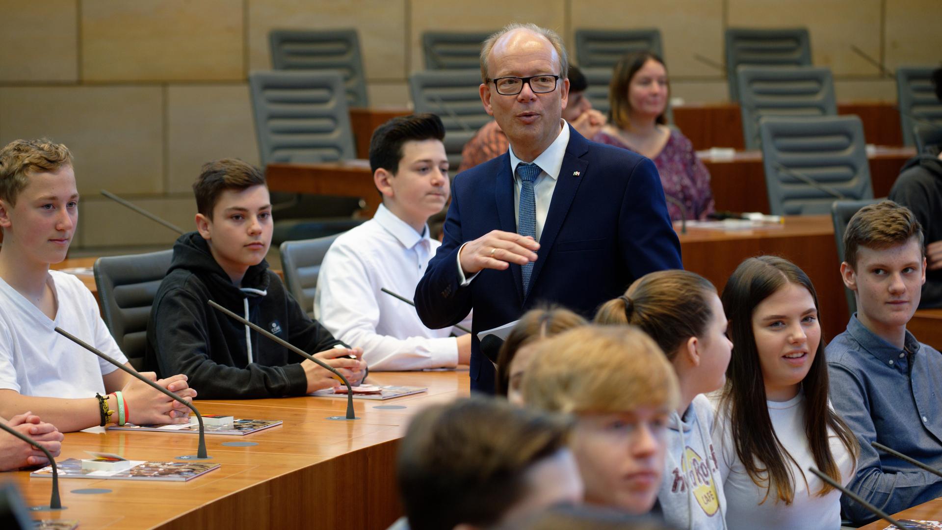 Andre Kuper (CDU), Präsident des Landtags NRW, begrüßt Schülerinnen und Schüler im Plenarsaal des Landtages. 