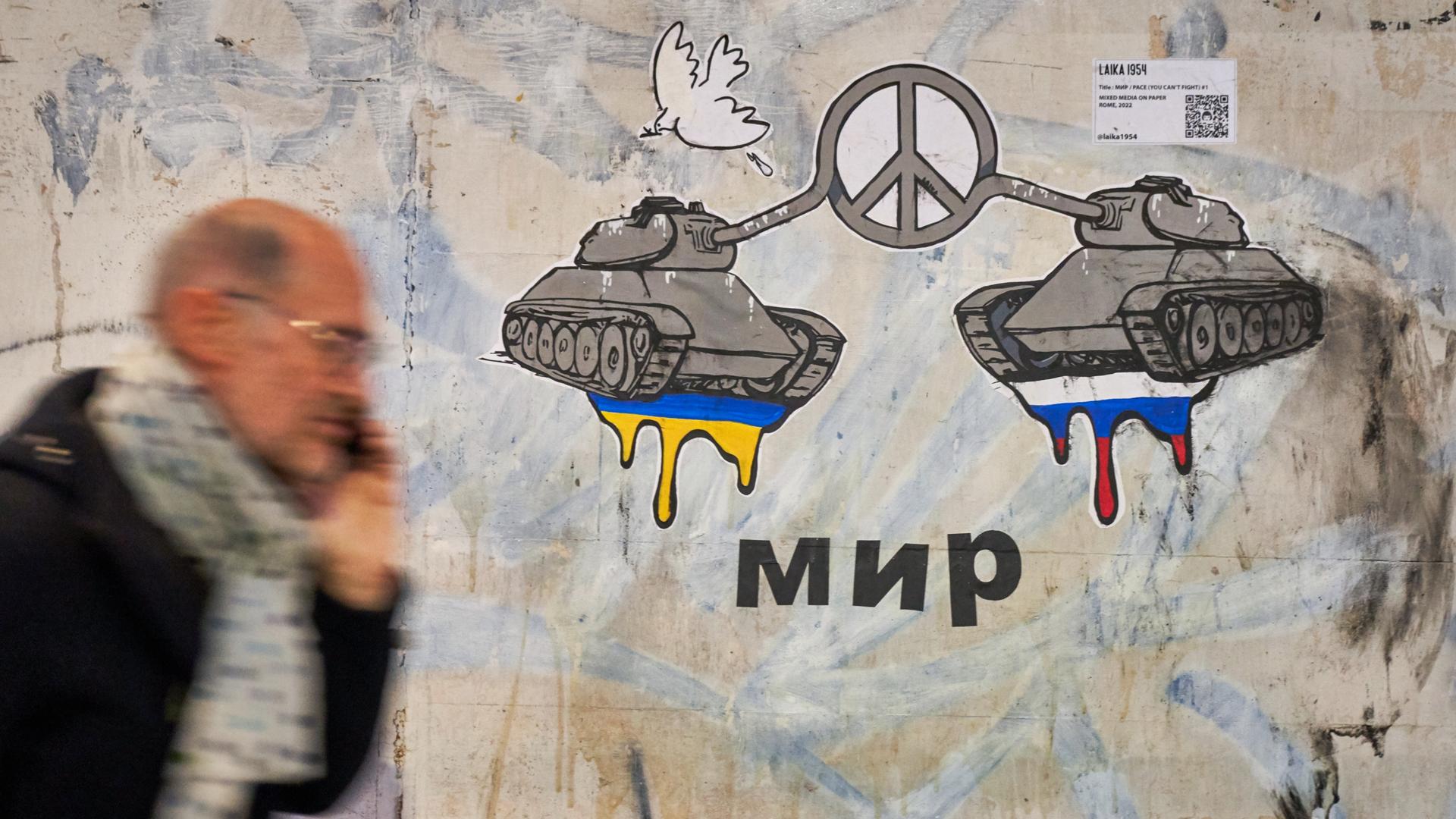 Ein Graffiti des Straßenkünstlers Laika, das zum Frieden zwischen Russland und der Ukraine aufruft, ist an der Wand eines Hauses in der Nähe der russischen und ukrainischen Botschaften in Rom zu sehen. Ein Graffiti des Straßenkünstlers Laika, das zum Frieden zwischen Russland und der Ukraine aufruft, ist an der Wand eines Hauses in der Nähe der russischen und ukrainischen Botschaften in Rom zu sehen.