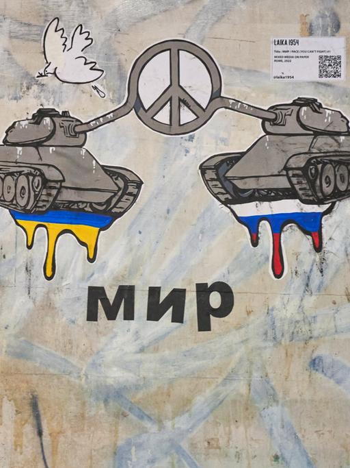 Ein Graffiti des Straßenkünstlers Laika, das zum Frieden zwischen Russland und der Ukraine aufruft, ist an der Wand eines Hauses in der Nähe der russischen und ukrainischen Botschaften in Rom zu sehen.