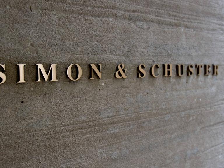 Das Schild / Logo des Verlags "Simon & Schuster" in New York