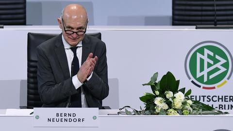 Der neue gewählte DFB-Präsident Bernd Neuendorf auf dem DFB-Bundestag in Bonn. Der neue gewählte DFB-Präsident Bernd Neuendorf auf dem DFB-Bundestag in Bonn.