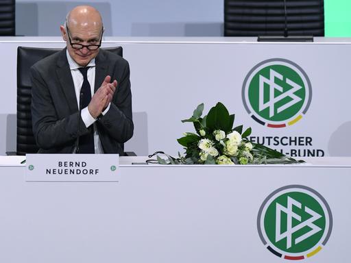 Der neue gewählte DFB-Präsident Bernd Neuendorf auf dem DFB-Bundestag in Bonn. Der neue gewählte DFB-Präsident Bernd Neuendorf auf dem DFB-Bundestag in Bonn.
