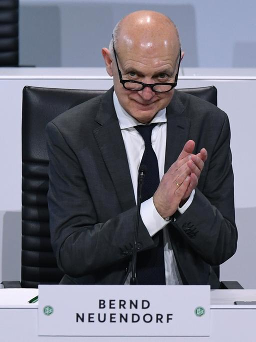 Der neue gewählte DFB-Präsident Bernd Neuendorf auf dem DFB-Bundestag in Bonn. 