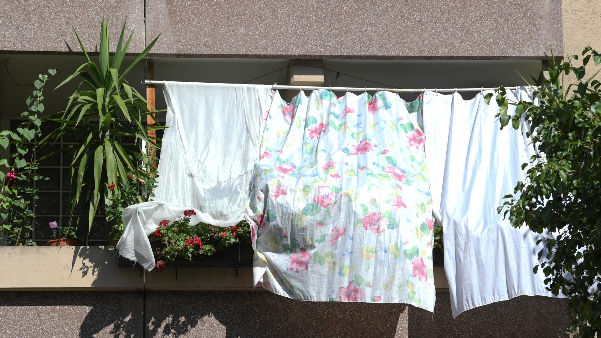 Mit auf dem Balkon gespannten Tüchern schützen Bewohner notdürftig ihre Wohnung vor der heißen Sonne. Mit auf dem Balkon gespannten Tüchern schützen Bewohner notdürftig ihre Wohnung vor der heißen Sonne.