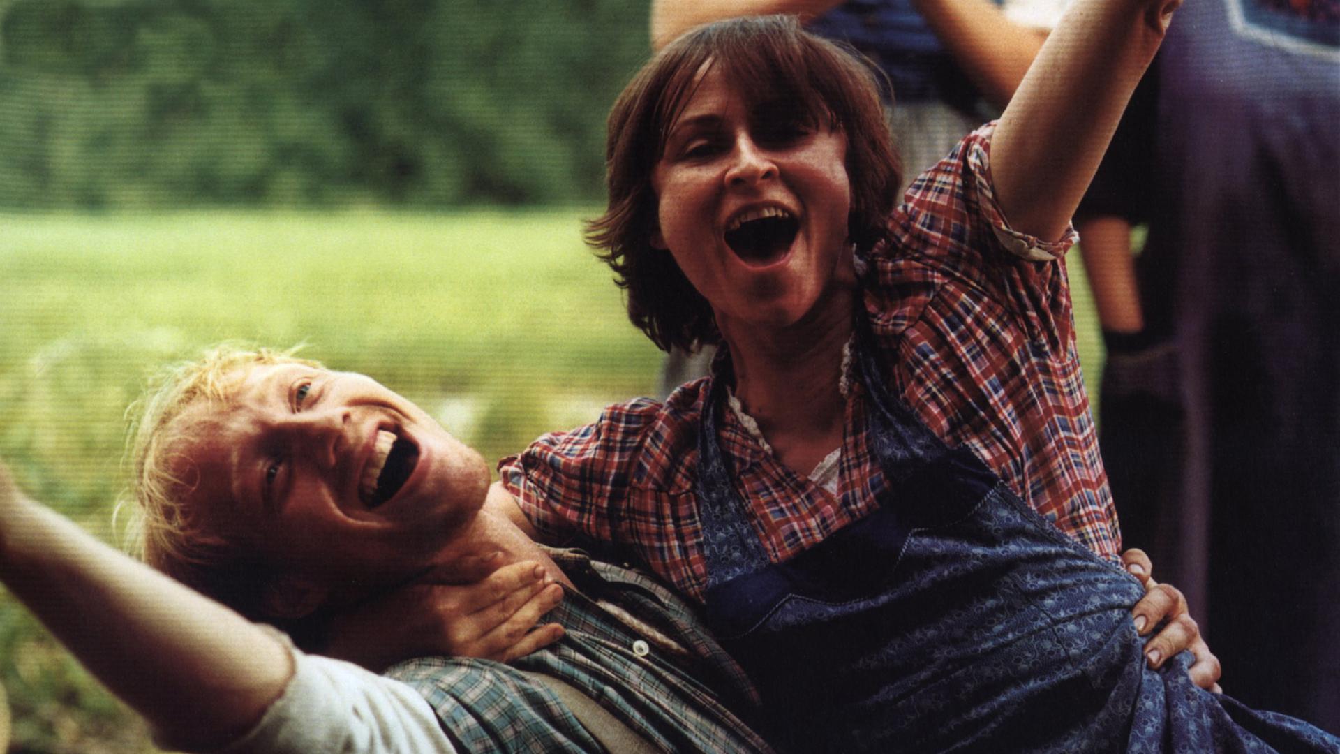 Sophie Rois lacht ausgelassen zusammen mit Simon Schwarz auf einem Feld in einer Szene des Filmes Siebtelbauern. Sophie Rois lacht ausgelassen zusammen mit Simon Schwarz auf einem Feld in einer Szene des Filmes Siebtelbauern.