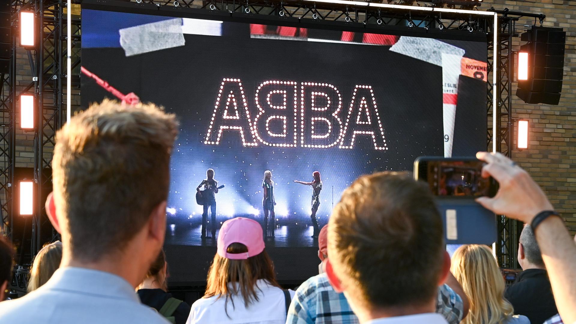 Beim Abba-Event "Abba Voyage" in Berlin standen Fans vor einer großen Leinwand mit Hologramm-Show der Band. Beim Abba-Event "Abba Voyage" in Berlin standen Fans vor einer großen Leinwand mit Hologramm-Show der Band.