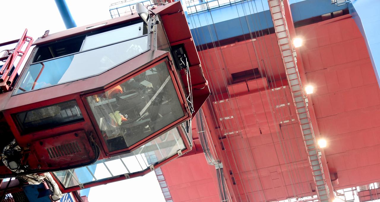 Blick von unten auf die Kranführer-Kanzel einer Container-Brücke am Borchardkai im Hambuger Hafen Blick von unten auf die Kranführer-Kanzel einer Container-Brücke am Borchardkai im Hambuger Hafen
