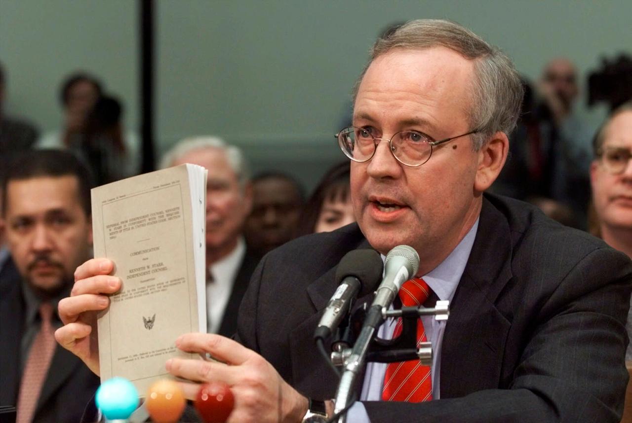 Sonderermittler Kenneth Starr 1998 hält seinen Bericht über die Clinton-Lewinsky-Affäre in die Kamera. Sonderermittler Kenneth Starr 1998 hält seinen Bericht über die Clinton-Lewinsky-Affäre in die Kamera.