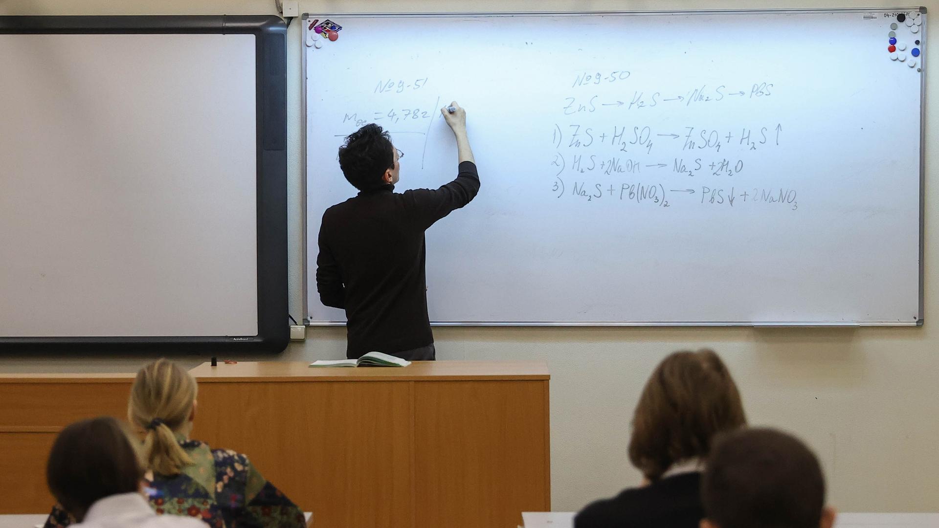Unterricht in einer Oberstufe im Fach Physik (Symbolbild) Unterricht in einer Oberstufe im Fach Physik (Symbolbild)