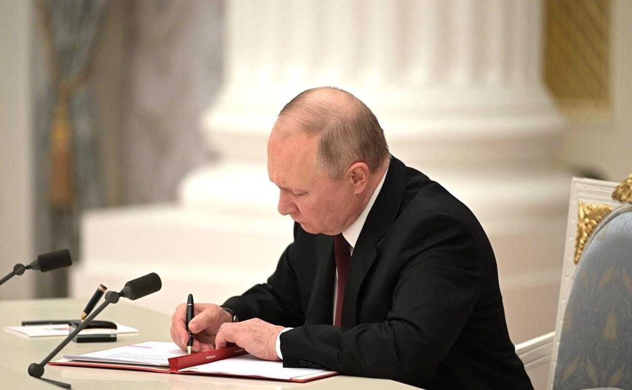 Der russische Präsident Wladimir Putin unterzeichnet am 21. Februar 2022 ein Dokument Der russische Präsident Wladimir Putin unterzeichnet am 21. Februar 2022 ein Dokument