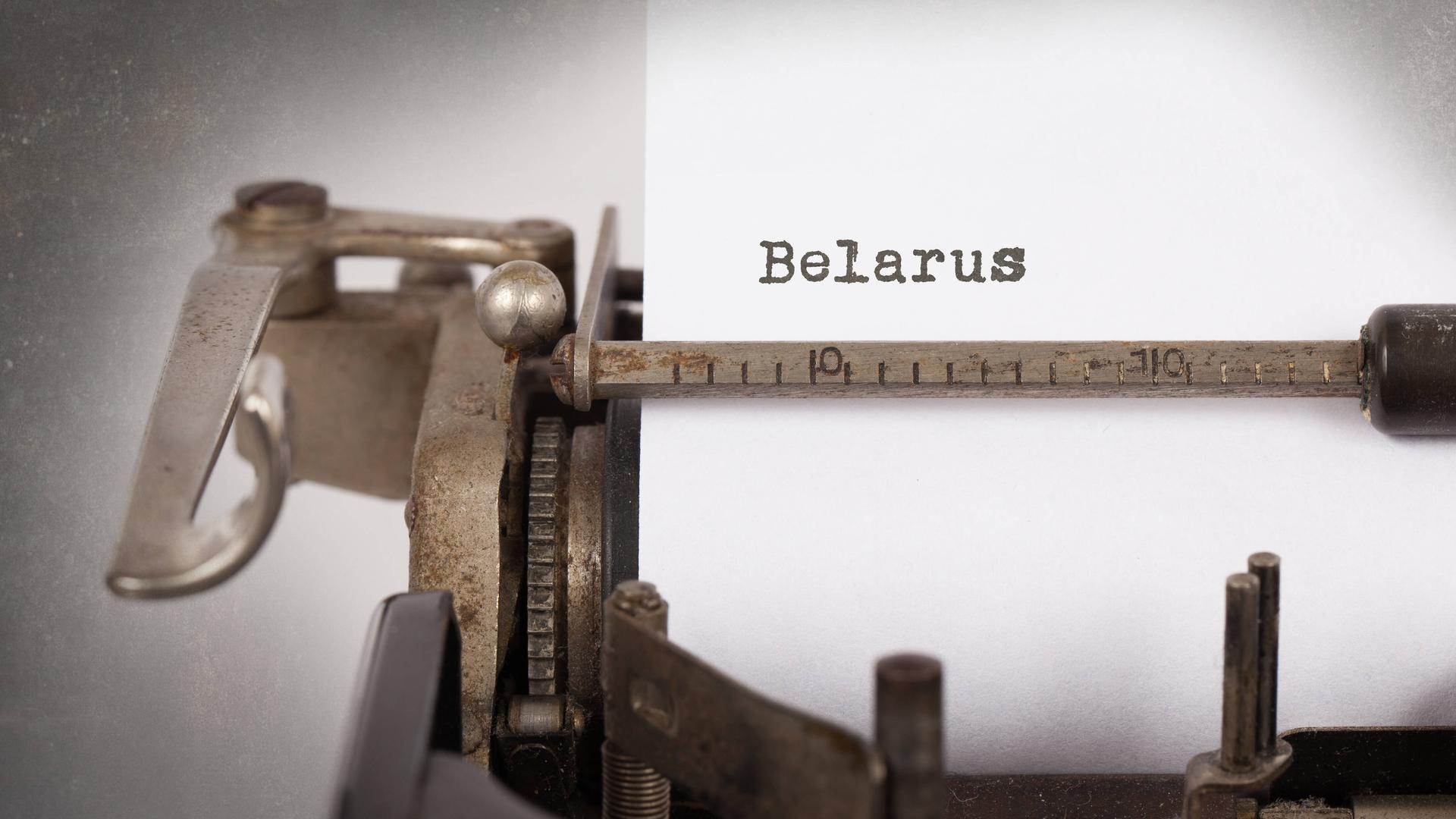 Das Wort "Belarus" wird auf einer alten Schreibmaschine getippt. Das Wort "Belarus" wird auf einer alten Schreibmaschine getippt.