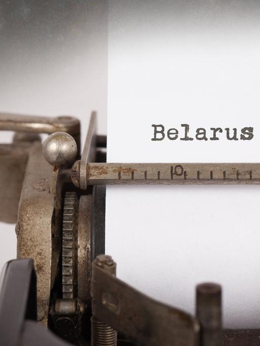 Das Wort "Belarus" wird auf einer alten Schreibmaschine getippt.