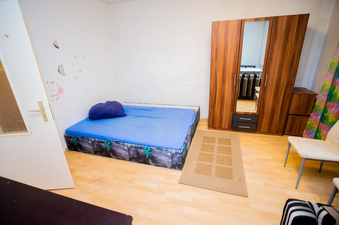 Zimmer, in dem eine Matratze, Stuhl und Tisch stehen. Zimmer, in dem eine Matratze, Stuhl und Tisch stehen.
