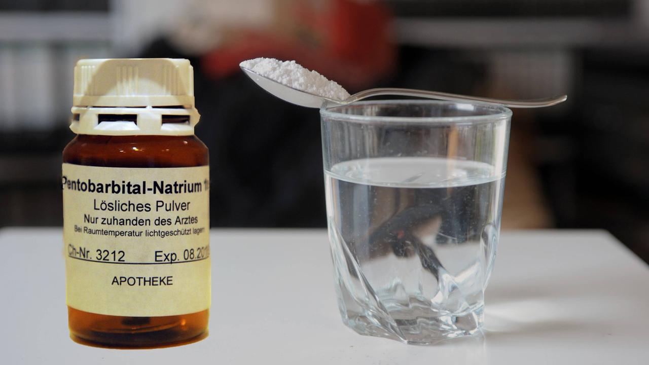 Ein braunes Arzneimittelglas mit Pentobarbital-Natrium, daneben ein gefülltes Wasserglas, auf dem ein Löffel mit dem Pulver liegt. Das tödlich wirkende Mittel wird in der Schweiz beim assistierten Suizid verwendet