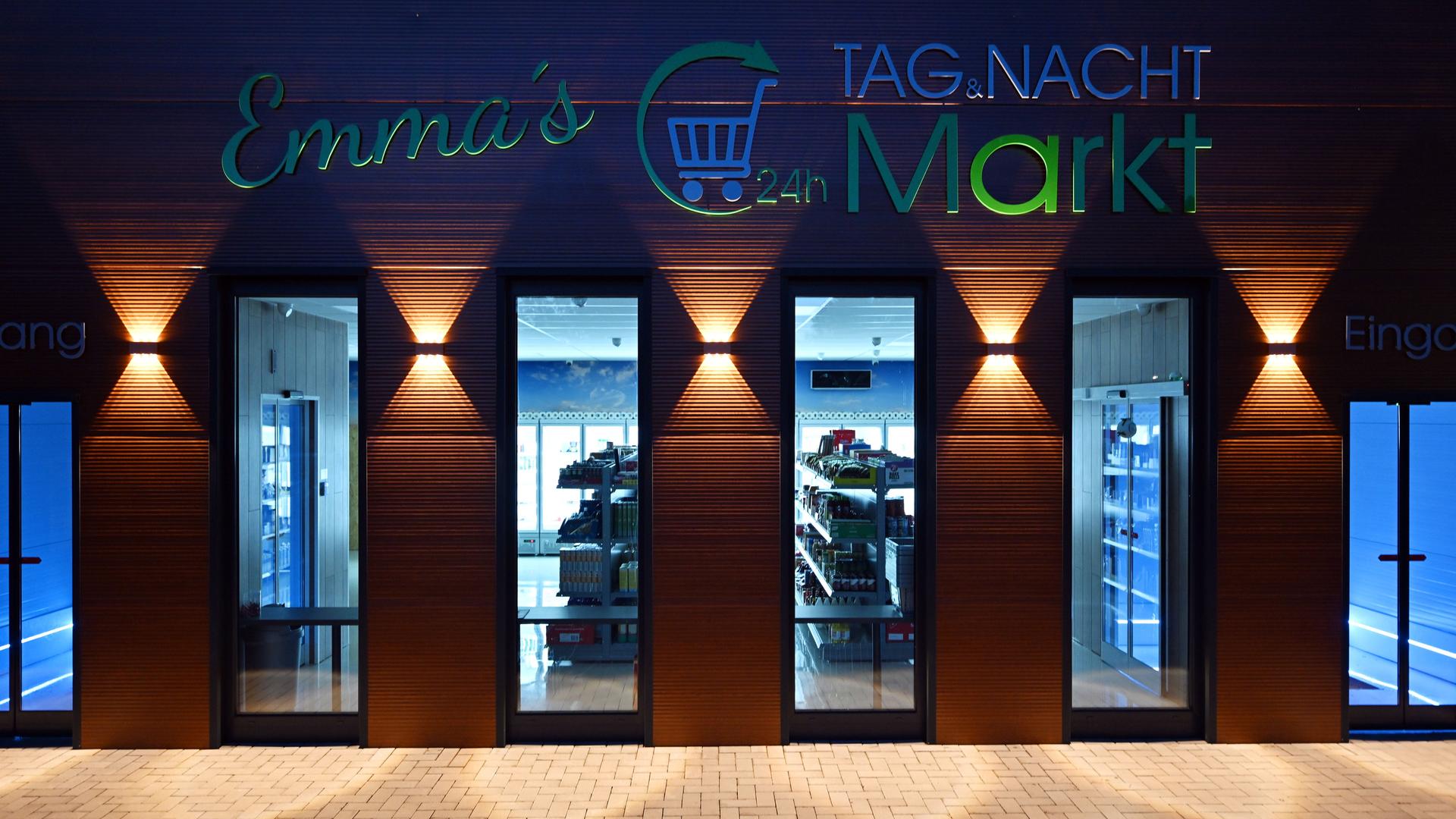 "Emmas Tag & Nacht Markt" steht über den Fenstern eines 24-Stunden-Dorfladens. "Emmas Tag & Nacht Markt" steht über den Fenstern eines 24-Stunden-Dorfladens.