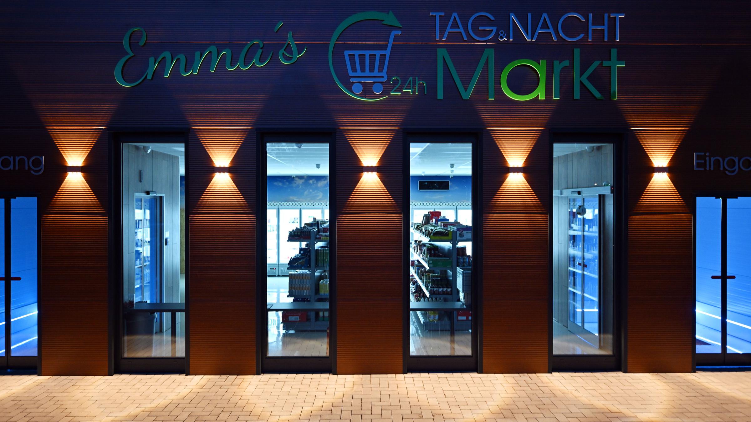 "Emmas Tag & Nacht Markt" steht über den Fenstern eines 24-Stunden-Dorfladens. "Emmas Tag & Nacht Markt" steht über den Fenstern eines 24-Stunden-Dorfladens.