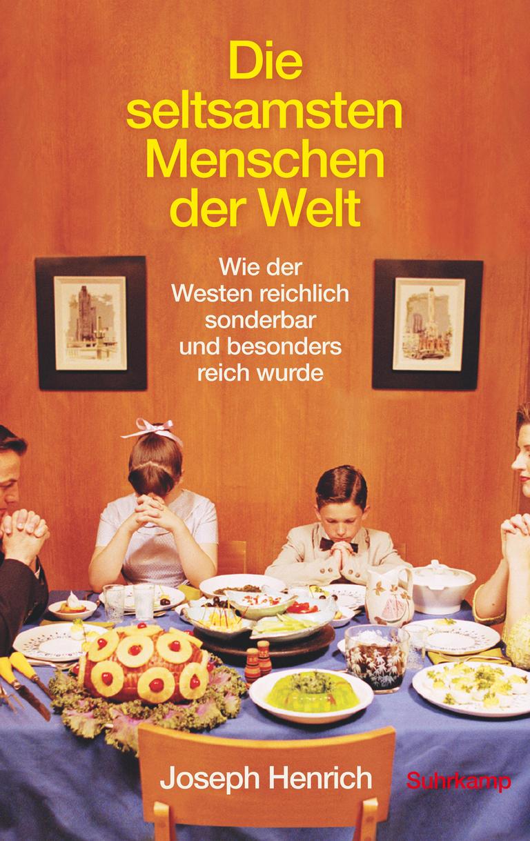 Cover des Buchs "Die seltsamsten Menschen der Welt" von Joseph Henrich. Es zeigt ein historisches Foto einer weißen Familie mit einem Sohn und einer Tochter. Die Familie ist festlich angezogen, sitzt an einem festlich gedeckten Tisch und ist gerade ins Tischgebet vertieft. (Bildrechte Cover: Suhrkamp) Cover des Buchs "Die seltsamsten Menschen der Welt" von Joseph Henrich. Es zeigt ein historisches Foto einer weißen Familie mit einem Sohn und einer Tochter. Die Familie ist festlich angezogen, sitzt an einem festlich gedeckten Tisch und ist gerade ins Tischgebet vertieft. (Bildrechte Cover: Suhrkamp)