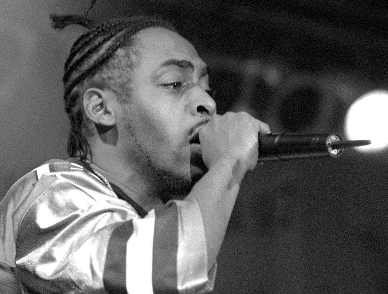 Mainz: Der US-Sänger Coolio tritt während des letzten Konzertes seiner Deutschland-Tournee im Jahr 1997 auf. Mainz: Der US-Sänger Coolio tritt während des letzten Konzertes seiner Deutschland-Tournee im Jahr 1997 auf.
