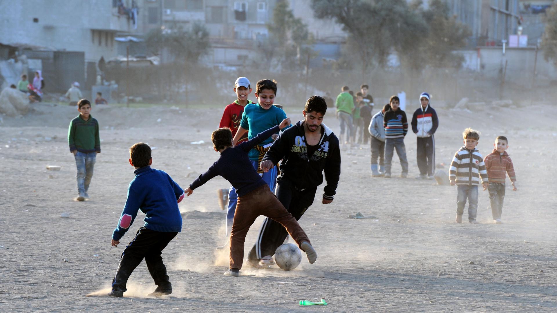 Kinder in spielen in den Straßen von Damaskus Fußball