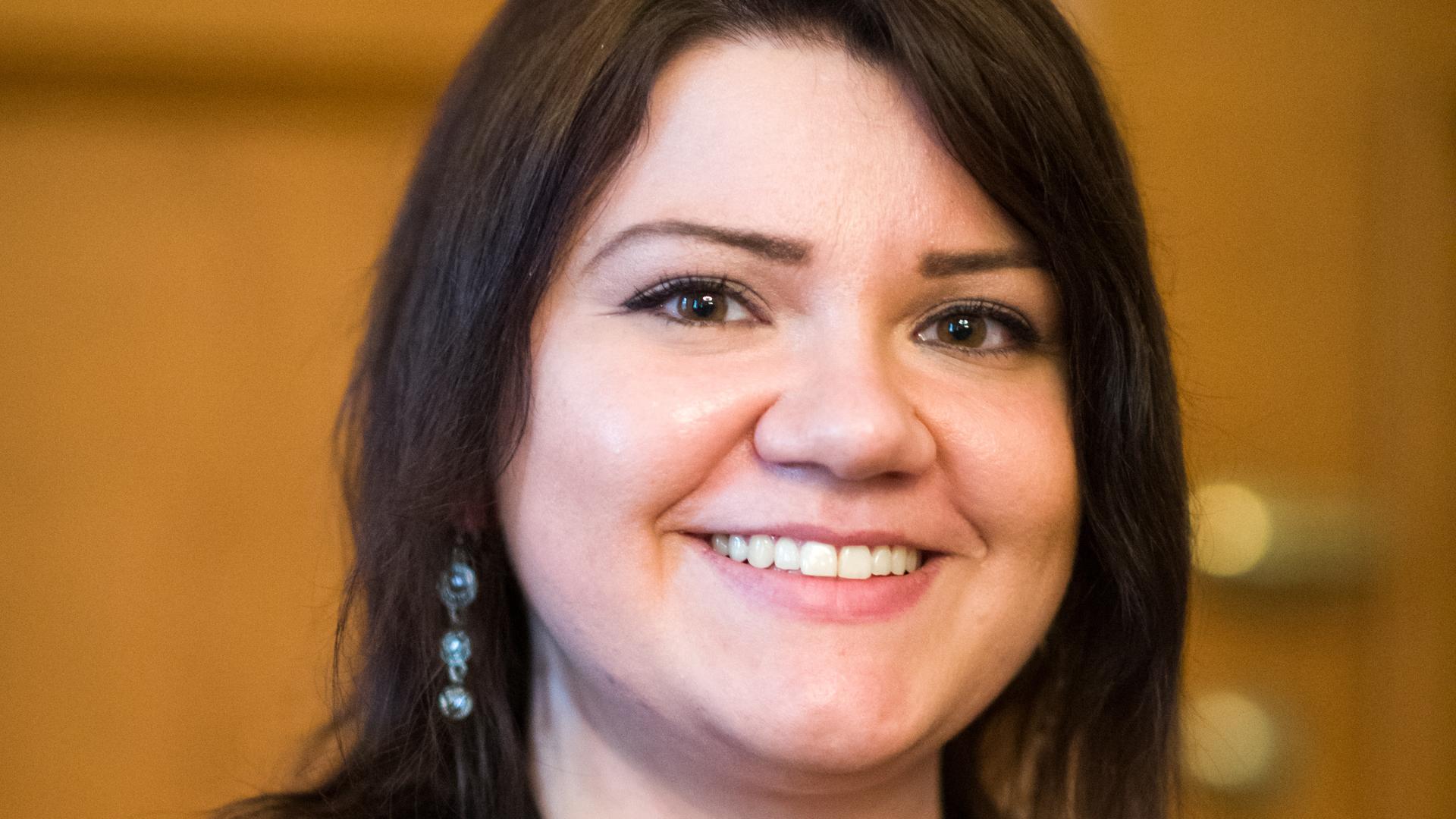 Porträt der lächelnden Odette Yilmaz. Porträt der lächelnden Odette Yilmaz.