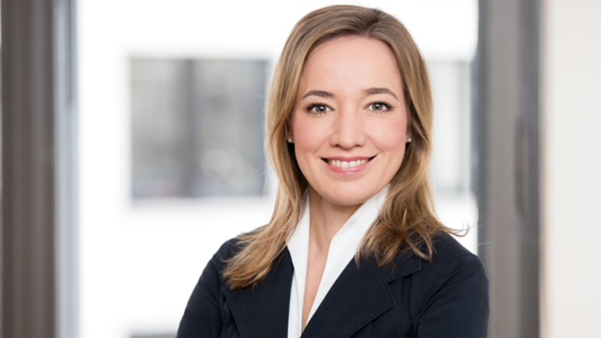 Porträt von Kristina Schröder: Eine Frau mit schulterlangen blonden Haaren lächelt in die Kamera. Sie trägt einen dunklen Blazer und darunter eine weiße Bluse. Porträt von Kristina Schröder: Eine Frau mit schulterlangen blonden Haaren lächelt in die Kamera. Sie trägt einen dunklen Blazer und darunter eine weiße Bluse.