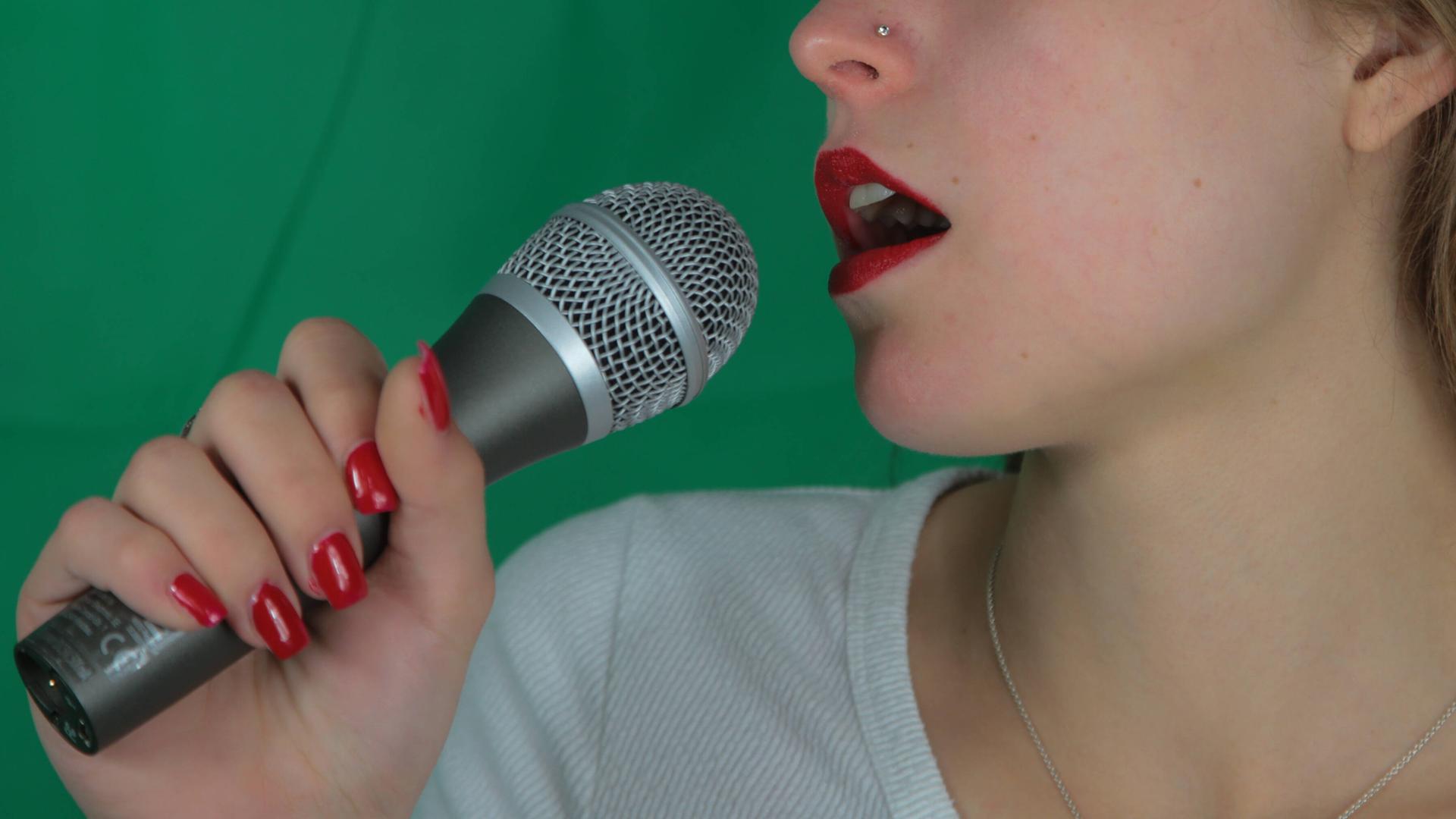 Junge Frau mit Mikrofon.