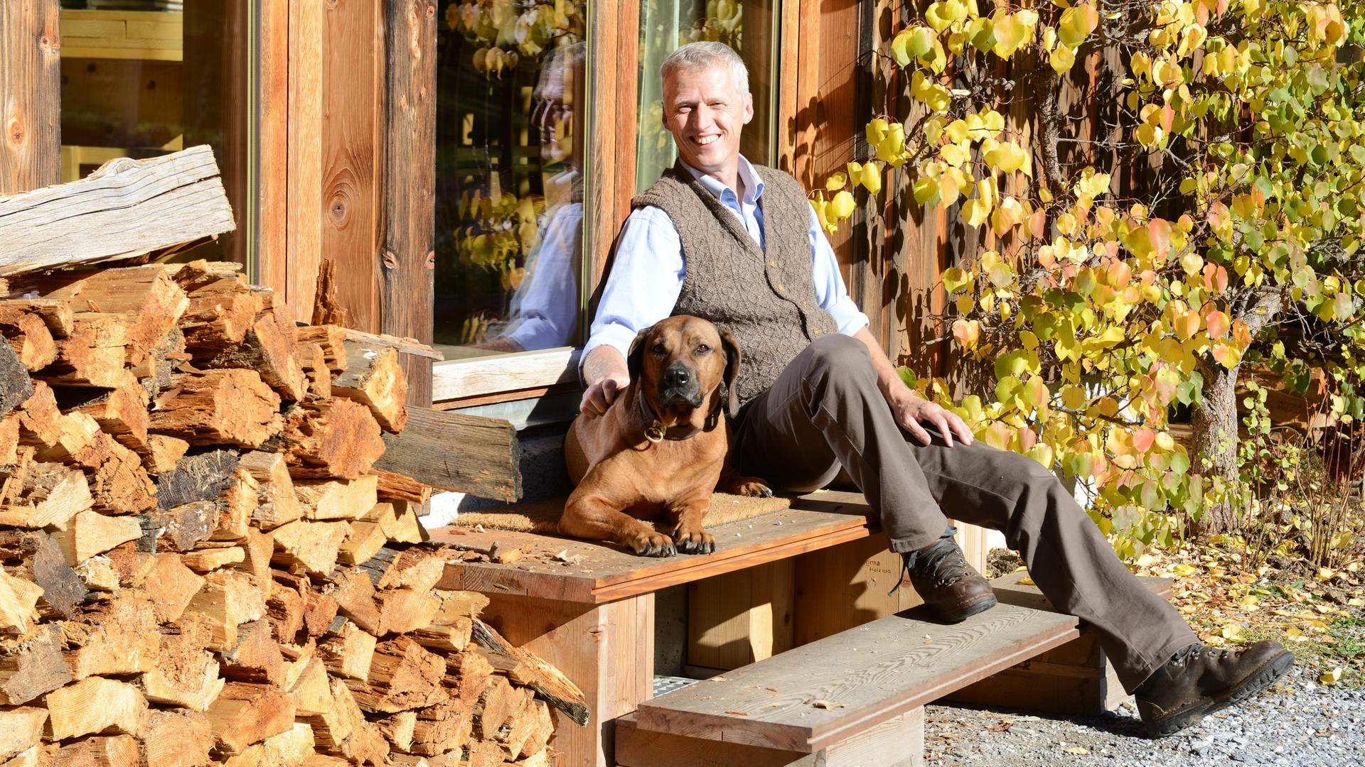 Förster und Unternehmer Erwin Thoma sitzt mit seinem Hund vor seinem Haus. Förster und Unternehmer Erwin Thoma sitzt mit seinem Hund vor seinem Haus.