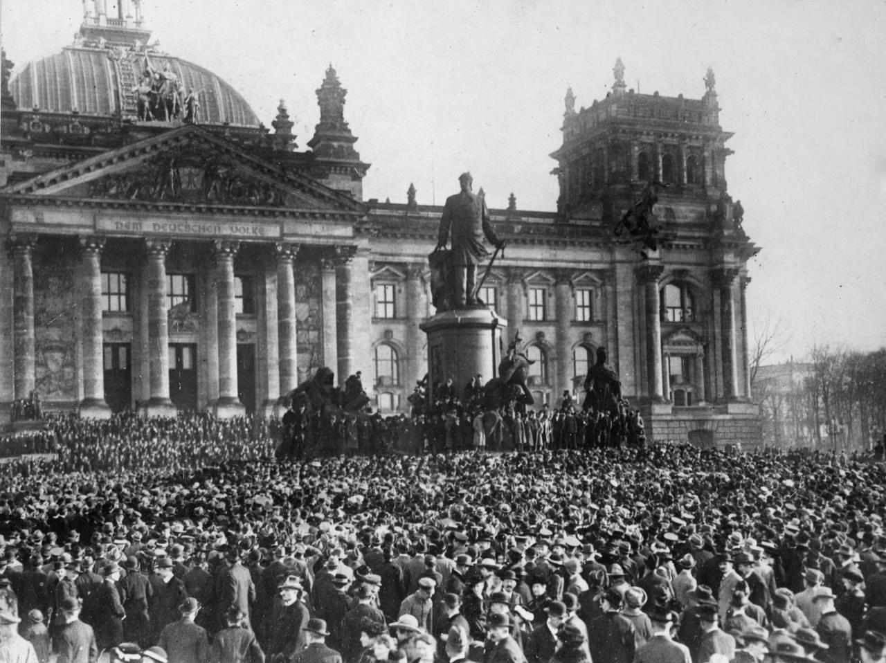 Eine große Menschenmenge vor dem Reichstag in Berlin im Jahr 1918. Eine große Menschenmenge vor dem Reichstag in Berlin im Jahr 1918.
