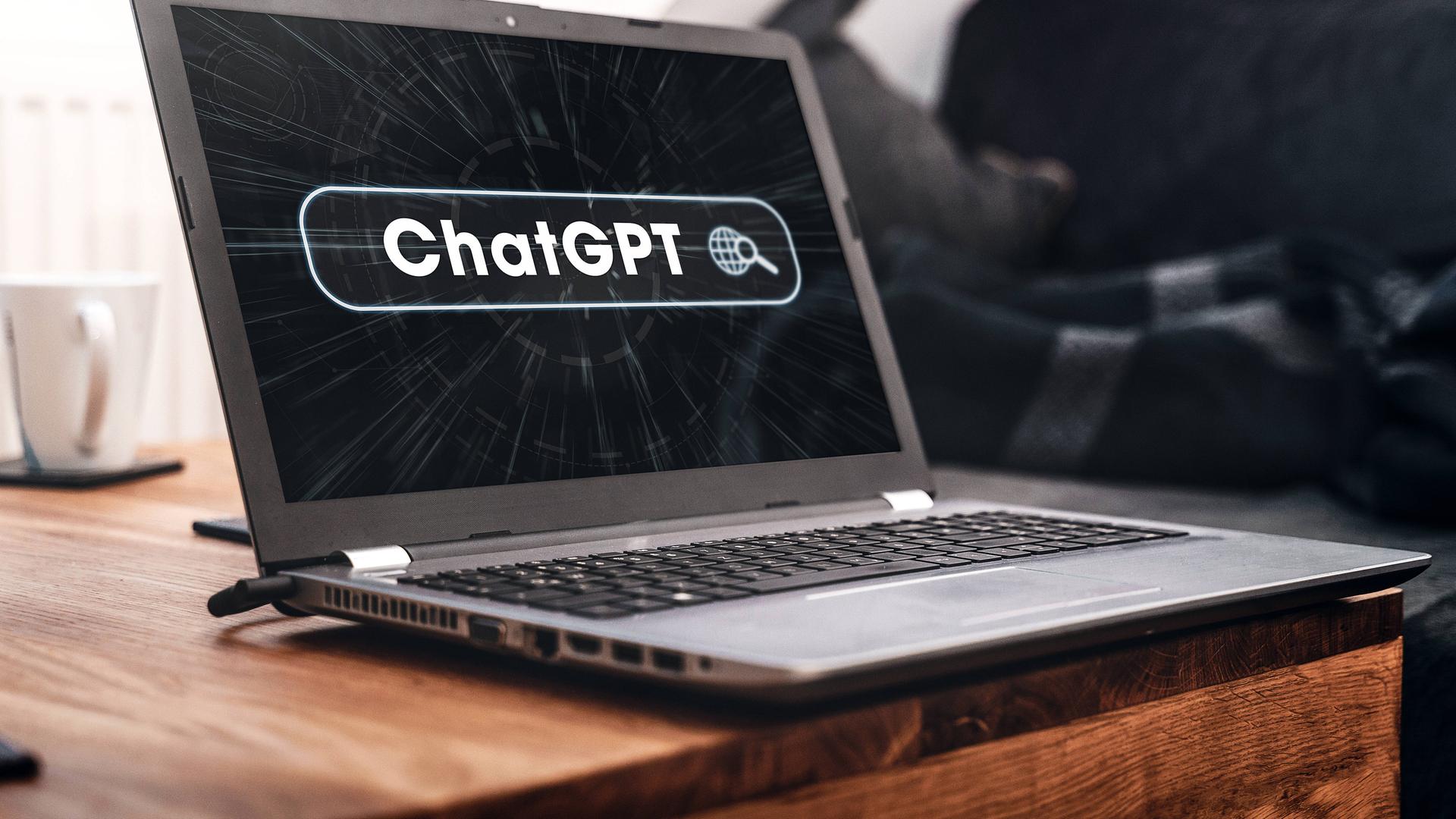 Auf einem Laptop-Bildschirm ist der Schriftzug ChatGPT zu lesen. Auf einem Laptop-Bildschirm ist der Schriftzug ChatGPT zu lesen.