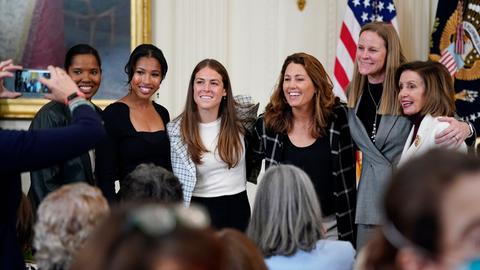 Aktuelle und frühere Mitglieder der US-Frauenfußballnationalmannschaft auf einem Foto mit der Vorsitzenden des US-Repräsentantenhauses, Nancy Pelosi.