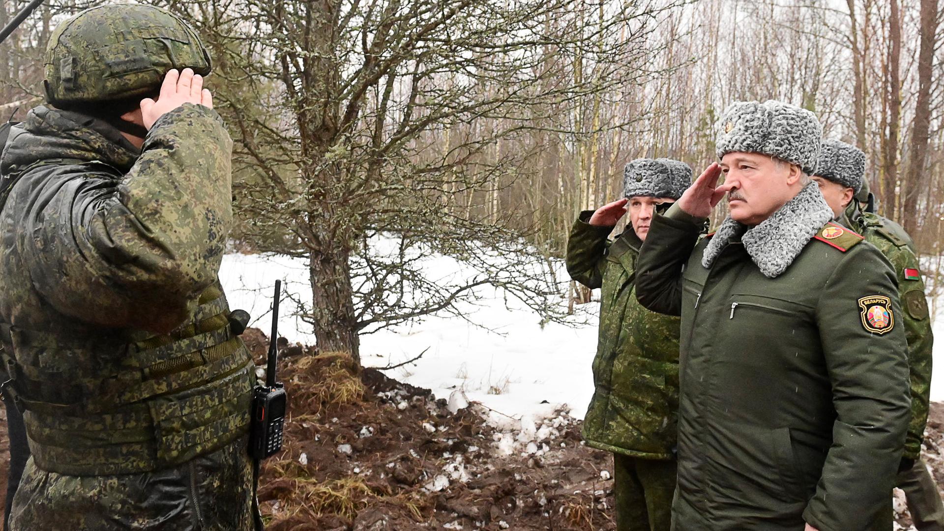 Alexander Lukaschenko in einer Militäruniform grüßt einen Angehörigen der Armee. Alexander Lukaschenko in einer Militäruniform grüßt einen Angehörigen der Armee.