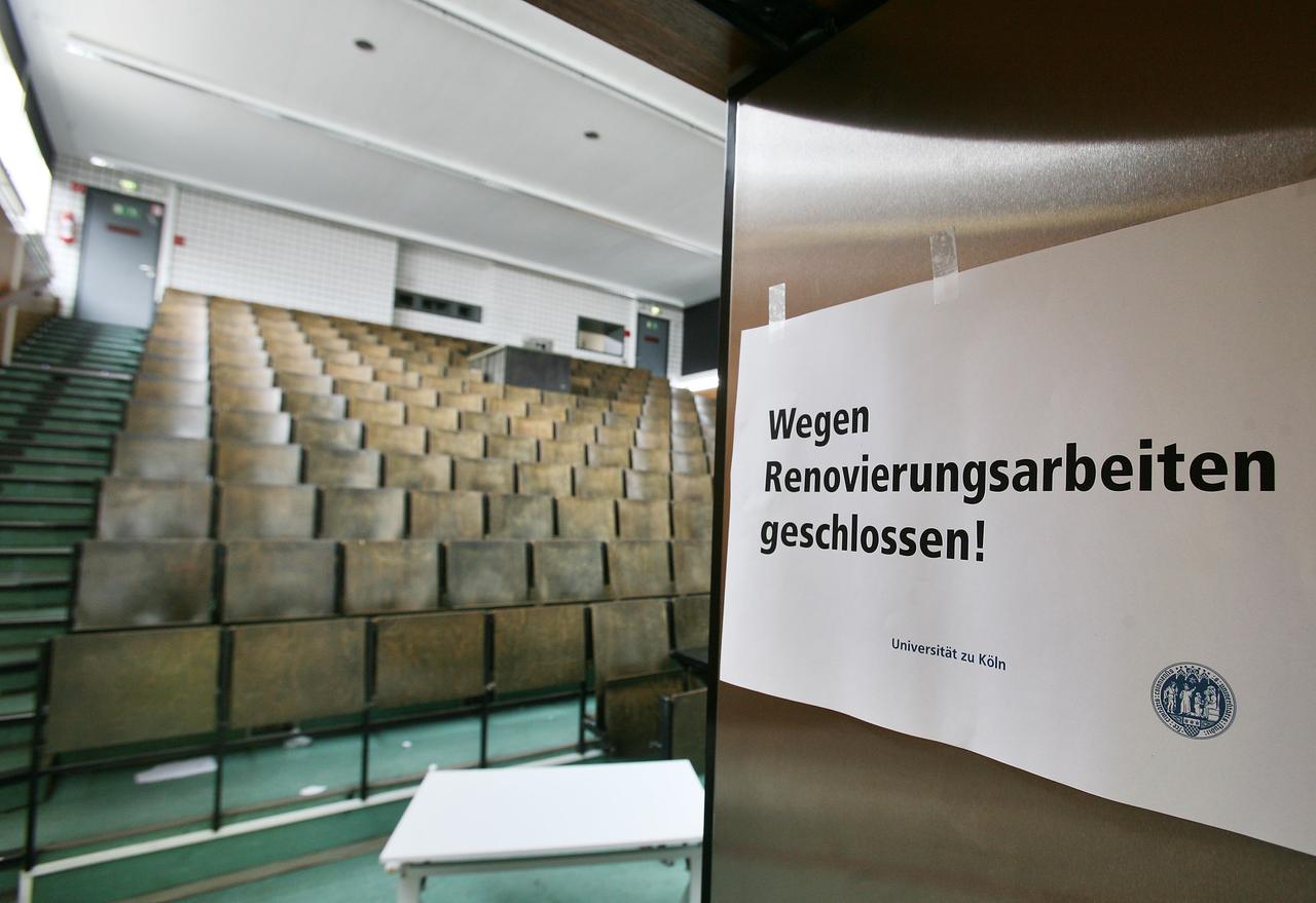 Ein Hörsaal der Humanwissenschaftlichen Fakultät der Universität Köln ist wegen Renovierungsarbeiten geschlossen. Viele Studierende in Nordrhein-Westfalen lesen häufig Hinweisschilder über geschlossene Hörsäle. Ein Hörsaal der Humanwissenschaftlichen Fakultät der Universität Köln ist wegen Renovierungsarbeiten geschlossen. Viele Studierende in Nordrhein-Westfalen lesen häufig Hinweisschilder über geschlossene Hörsäle.