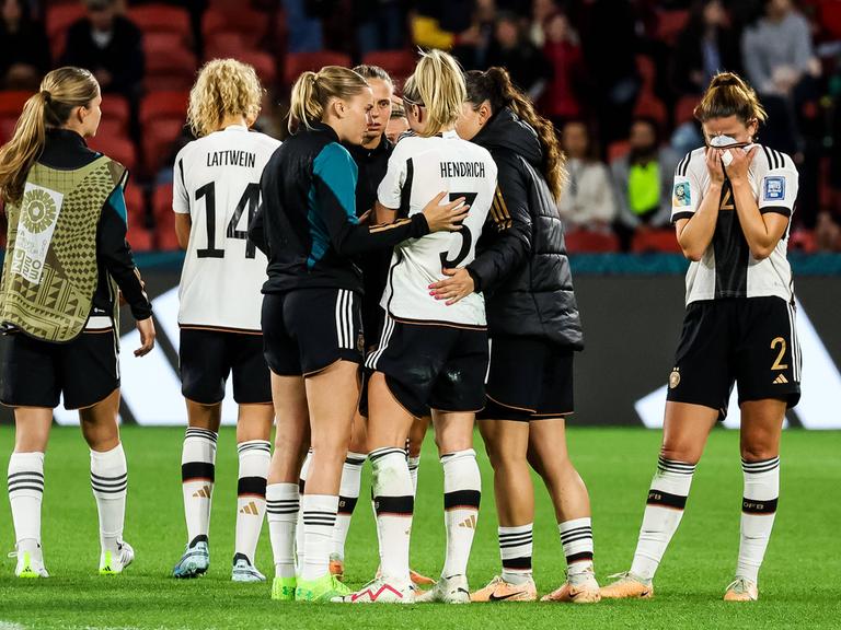 FIFA Fußball Frauen WM 2023, Südkorea - Deutschland FIFA Frauen-Weltmeisterschaft 2023: Suedkorea - Deutschland 03.08.2023 Traurige Gesichter und Umarmungen Laura Freigang Deutschland, 10, Kathrin Hendrich Deutschland, 3, Marina Hegering Deutschland, 5, Chantal Hagel Deutschland, 2 FIFA Frauen-Weltmeisterschaft 2023: Suedkorea - Deutschland Brisbane / Meaanjin, Suncorp Stadium, 03.08.2023 *** FIFA Womens World Cup 2023 South Korea Germany 03 08 2023 Sad faces and hugs Laura Freigang Germany, 10 , Kathrin Hendrich Germany, 3 , Marina Hegering Germany, 5 , Chantal Hagel Germany, 2 FIFA Womens World Cup 2023 South Korea Germany Brisbane Meaanjin, Suncorp Stadium, 03 08 2023 Copyright: xBEAUTIFULxSPORTS/Jonesx