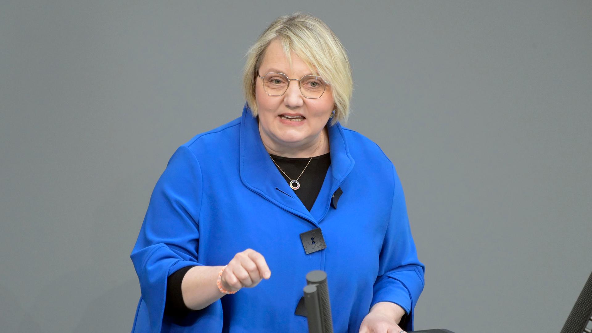 Frau mit blauem Blazer und blondierten Haaren bei einer Rede im deutschen Bundestag