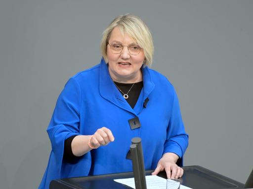 Frau mit blauem Blazer und blondierten Haaren bei einer Rede im deutschen Bundestag