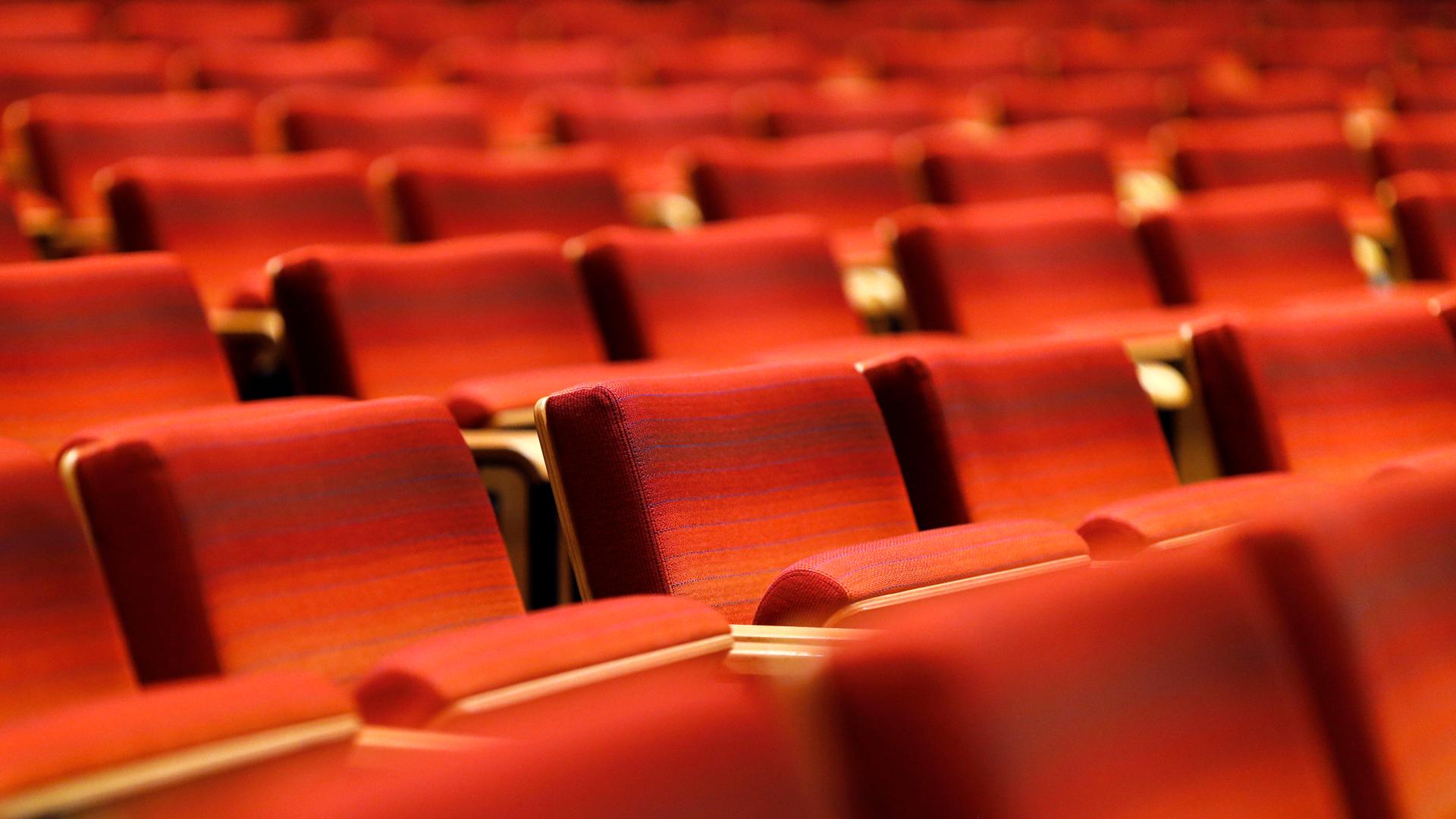 Leere Sitzreihen im Filmforum im Museum Ludwig, wo viele Filmvorführungen 2021 pandemiebedingt abgesagt werden mussten. Leere Sitzreihen im Filmforum im Museum Ludwig, wo viele Filmvorführungen 2021 pandemiebedingt abgesagt werden mussten.