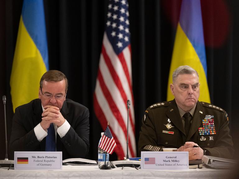 Der deutsche Verteidigungsminister Boris Pistorius (SPD) kommt zur Ukraine-Konferenz auf der US-Airbase Ramstein. Rechts US-General Mark Miller