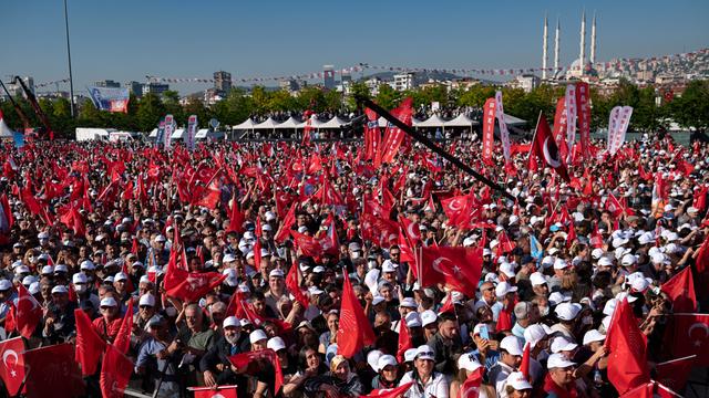Zahlreiche Menschen demonstrieren in Istanbul unter anderem mit türkischen Flaggen.