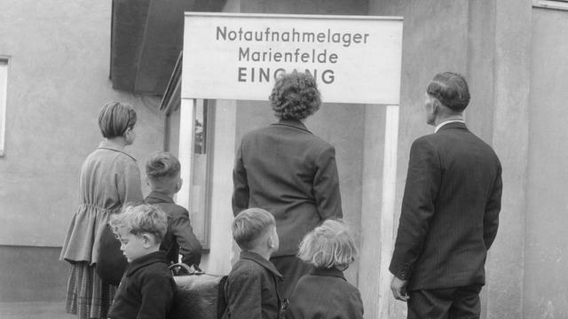 DDR-Flüchtlinge stehen am Eingang des Notaufnahmelagers Marienfelde in Berlin (aufgenommen im Jahr 1956) 