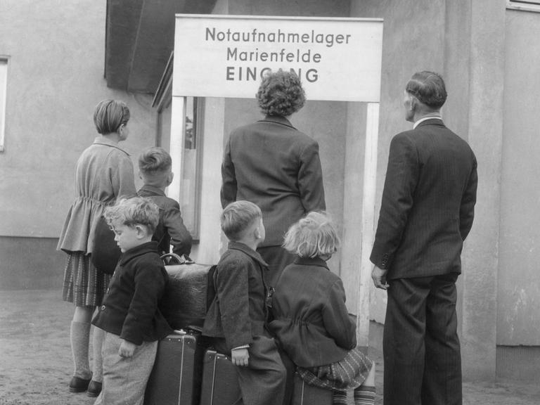 DDR-Flüchtlinge stehen am Eingang des Notaufnahmelagers Marienfelde in Berlin (aufgenommen im Jahr 1956) 