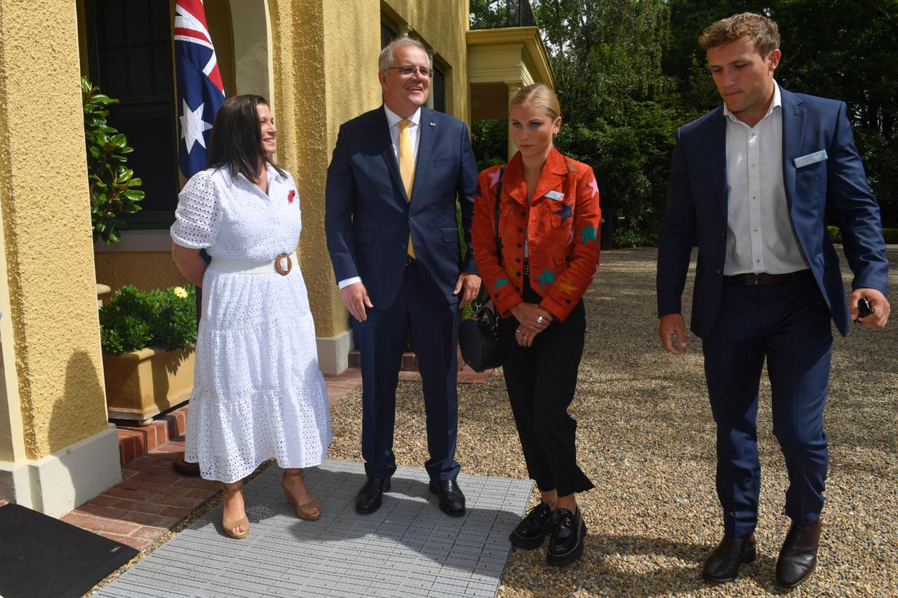 Die australischen Aktivistin Grace Tame mit ihrem Partner bei einem Empfang des Premierministers.