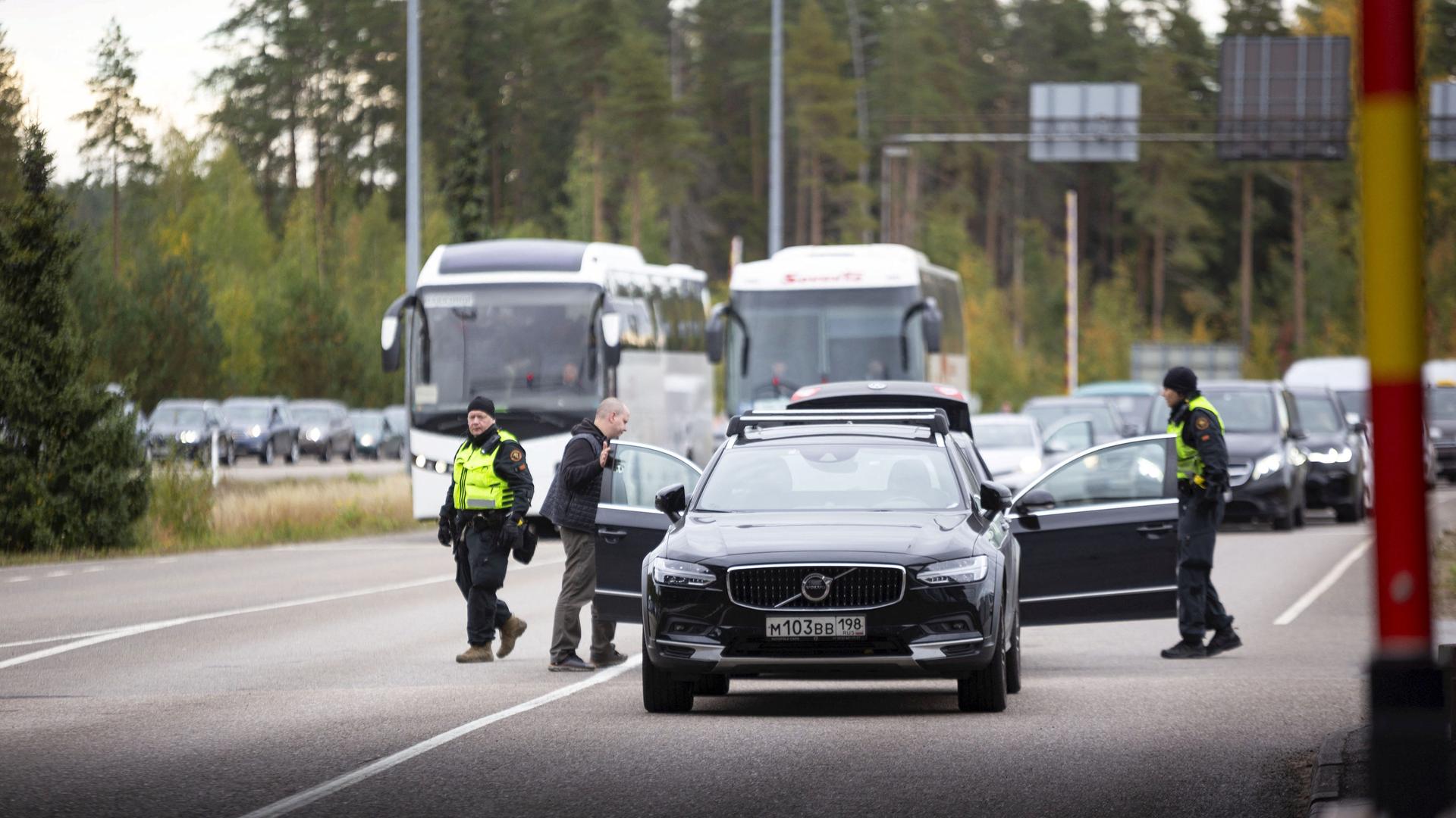 Eine Autoschlange an der finnischen-russischen Grenze. Nach der Bekanntgabe der Teilmobilmachung in Russland versuchen immer mehr Russen das Land zu verlassen Eine Autoschlange an der finnischen-russischen Grenze. Nach der Bekanntgabe der Teilmobilmachung in Russland versuchen immer mehr Russen das Land zu verlassen