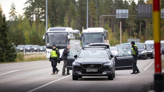 Eine Autoschlange an der finnischen-russischen Grenze. Nach der Bekanntgabe der Teilmobilmachung in Russland versuchen immer mehr Russen das Land zu verlassen 